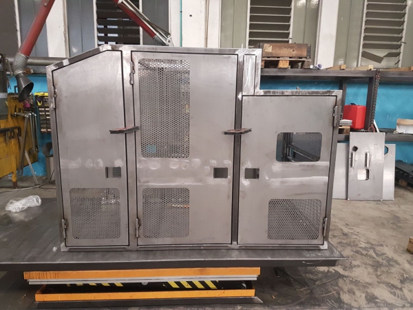 Cabina motore macchina semovente